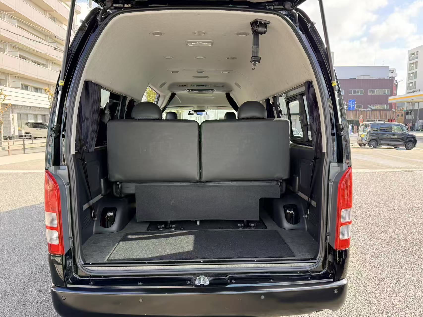 Hiace Luxury Trunk